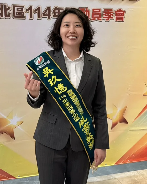 吳玖憶 Joyce 形象照(114 年北區季會授獎彩帶)